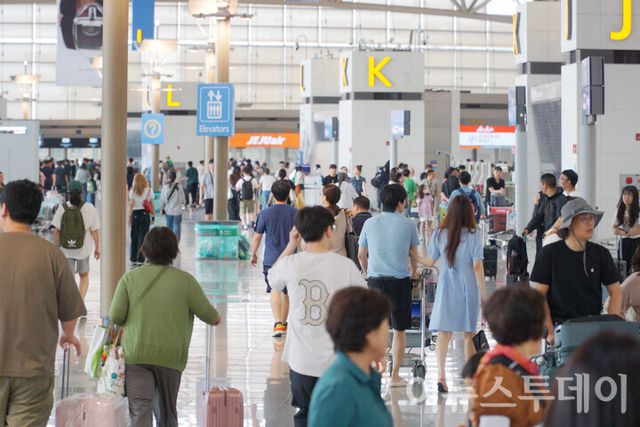 지난 7월 인천국제공항 제1여객터미널 출국장에서 관광객들이 이동하고 있다. [사진=이뉴스투데이DB]