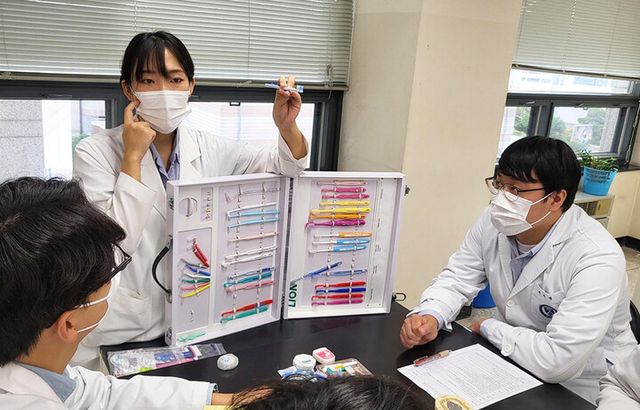 라이온코리아 오랄케어 제품으로 실습 중인 연세대 치의학과 학생들. [사진=라이온코리아]