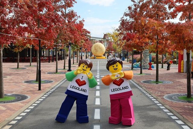 레고 시티 구역에서 단풍나무와 함께 나들이객을 맞이하는 레고랜드 마스코트 마이크와 에이미. [사진=레공랜드]