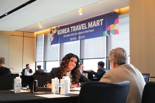 29일 서울 포시즌스 호텔에서 열린 트래블마트에서 국내외 여행업계가 비즈니스 상담을 하고 있다. [사진=한국관광공사]