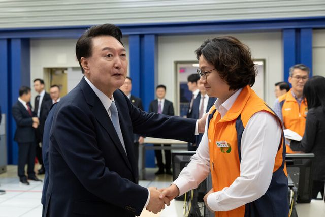 윤석열 대통령이 30일 경북 울진군 한국수력원자력 한울원자력본부에서 신한울 2호기 주제어실을 방문해 직원들을 격려하고 있다. [사진=대통령실]