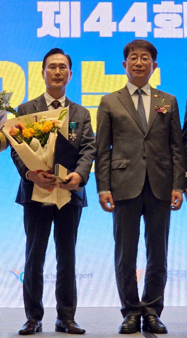 30일 열린 ‘제44회 항공의 날’ 기념식에서 산업포장을 수상한 제주항공 박석룡 정비본부장(사진 왼쪽)이 박상우 국토교통부 장관(사진 오른쪽)과 기념촬영을 하고 있다. [사진=제주항공]