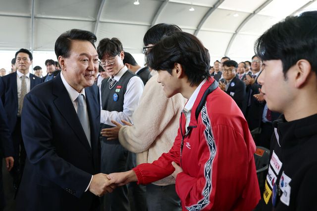 윤석열 대통령이 30일 경북 울진군 한국수력원자력 한울원자력본부에서 열린 '신한울 원전 1·2호기 종합준공 및 3·4호기 착공식'을 마친 뒤 참석자와 인사하고 있다. 2024.10.30 [대통령실 제공. 재판매 및 DB 금지]