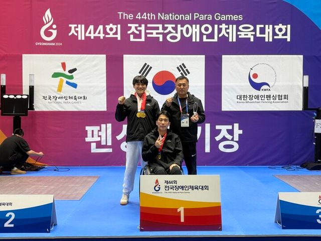 지난 25일부터 30일까지 6일간 경남 진주시 국립경상대학교에서 열린 제44회 전국장애인체육대회에서 박천희 GKL 선수(앞줄), 심재훈 GKL 선수(뒷줄 왼쪽), 박상민 GKL 감독이 기념사진을 촬영하고 있다. [사진=그랜드코리아레저]