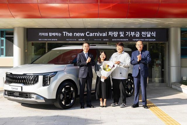 (왼쪽부터) ‘The 2025 카니발’ 9인승 차량 전달식에서 기아 국내사업본부장 정원정 부사장, 사공혜란·김준영 부부, 박형덕 동두천시장이 기념 사진을 촬영하고 있다. [사진=기아]