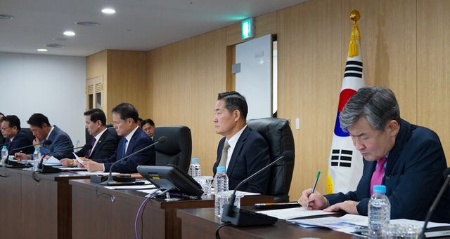 신원식 국가안보실장(오른쪽 두 번째)이 31일 서울 용산 대통령실에서 북한의 장거리탄도미사일(ICBM) 발사 관련 긴급 국가안전보장회의(NSC) 상임위원회를 주재하고 있다. [사진=대통령실]