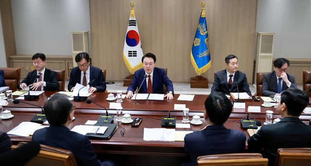 윤석열 대통령이 10일 서울 용산 대통령실에서 열린 '대외여건 변화에 따른 긴급 경제·안보 점검회의'를 주재하며 발언하고 있다. [사진=연합뉴스]