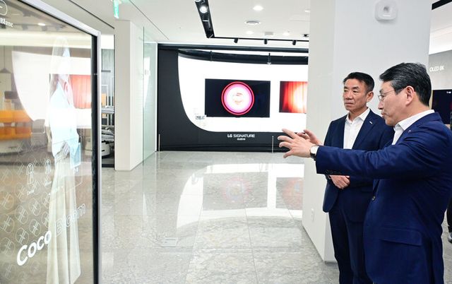 &nbsp;8일 LG사이언스파크에서 코레일과 '이음5G 기반 철도 분야 디지털경영혁신'을 위한 업무협약을 체결했다. 조주완 LG전자 CEO(오른쪽)가 한문희 코레일 사장(왼쪽)에게 투명 올레드 디스플레이를 소개하고 있다. [사진=LG전자]