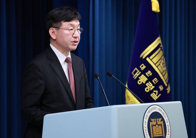 성태윤 대통령실 정책실장이 10일 서울 용산 대통령실 청사에서 이날 윤석열 대통령 주재로 열린 경제·안보 점검회의 결과 브리핑을 하고 있다. [사진=연합뉴스]