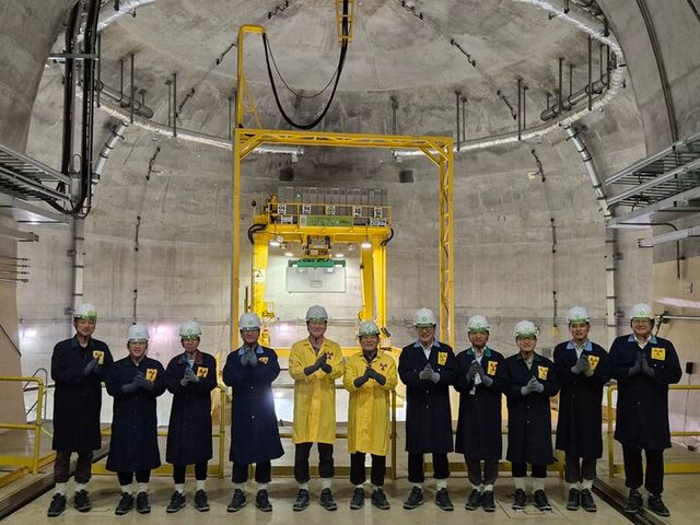 김용완 한국원자력환경공단 부이사장(왼쪽 여섯번째)과 오주호 중저준위사업본부장(오른쪽 다섯번째)이 모든 중저준위 방폐물 처분 기념촬영을 하고있다.[사진=한국원자력환경공단]