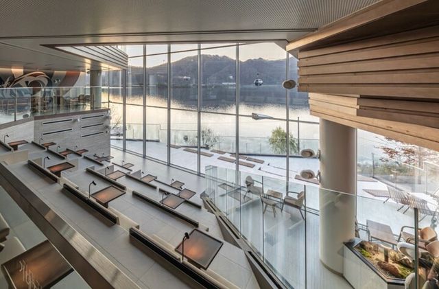 스타벅스 ‘더춘천의암호R’점 내부. [사진=스타벅스 코리아]