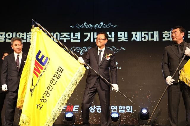 송치영 회장이 협회기를 흔들고 있다.[사진=소상공인연합회]