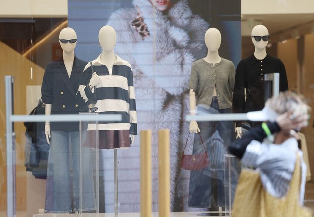 패션업계가 소비심리 위축에 올해 9월 최고기온 기록이 깨지는 등 이상고온 여파까지 더해져 3분기 실적 부진에 시달리고 있다. [사진=연합뉴스]