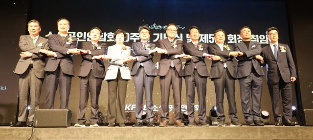 소상공인연합회 10주년 기념식 참석자들이 기념촬영을 하고 있다.[사진=소상공인연합회]