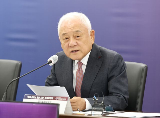 김한길 국민통합위원장이 14일 서울 종로구 정부서울청사에서 열린 '함께 만드는 돌봄 사회' 특별위원회 출범식에서 모두 발언을하고 있다. [사진=국민통합위원회]