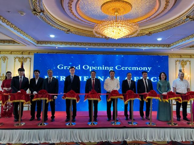 KTR 김현철 원장(오른쪽 여섯번째) 및 베트남 타이응우엔성 응우옌 후이쭝 인민위원장,&nbsp;장호승 대한민국 대사관 총영사,&nbsp;쩐 꾸억 증 QUACERT 원장&nbsp;등 참가자들이 KTR 베트남 개소식 테이프 커팅을 하고 있다. [사진=KTR]