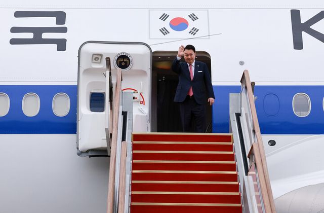 윤석열 대통령이 14일 성남 서울공항에서 31차 아시아태평양경제협력체(APEC) 및 19차 주요 20개국(G20) 정상회의 참석을 위해 출국하며 전용기인 공군 1호기에 올라 인사하고 있다. 김건희 여사는 이번 순방에 동행하지 않았다. [사진=연합뉴스]