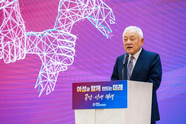 김한길 대통령 직속 국민통합위원회 위원장이 15일&nbsp;&nbsp;용산구 전쟁기념관에서 '여성과 함께 만드는 미래'를 주제로 열린 '2024 국민통합 콘퍼런스'에 참석해 모두 발언을 하고 있다. [사진=국민통합위원회]