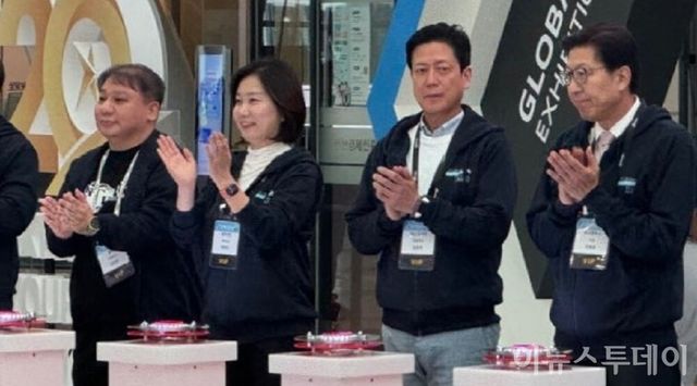 (왼쪽부터)김태영 웹젠 대표, 허은아 개혁신당 당대표, 김정욱 넥슨코리아 대표, 박형준 부산시장이 14일 부산 벡스코에서 열린 ‘지스타 2024’ 개막식 세레모니를 진행하고 있다. [사진=고선호 기자]