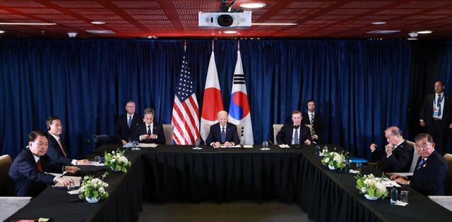 윤석열 대통령이 15일(현지 시각) 페루 리마 컨벤션센터에서 조 바이든 미국 대통령, 이시바 시게루 일본 총리와 한미일 정상회의를 하고 있다. [사진=연합뉴스]