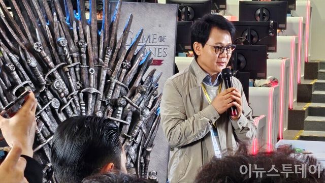 방준혁 넷마블‧코웨이 의장이 지스타 현장에서 기자들과 질의응답을 진행하고 있다. [사진=고선호 기자]