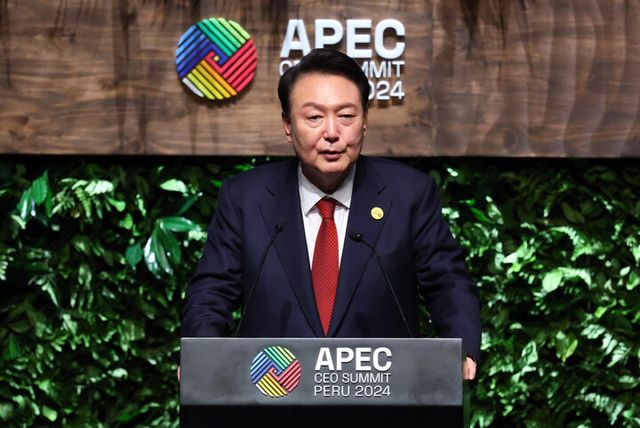 제31차 아시아태평양경제협력체(APEC) 정상회의 참석차 페루를 방문한 윤석열 대통령이 15일(현지 시각) 'APEC 기업인자문위원회와의 대화' 참석 후, APEC CEO 서밋 기조연설을 하고 있다. [사진=연합뉴스]