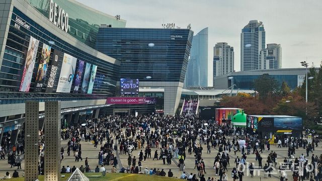 지스타2024가 열린 부산 벡스코 행사장에 수많은 인파들이 몰려 있다. [사진=고선호 기자]
