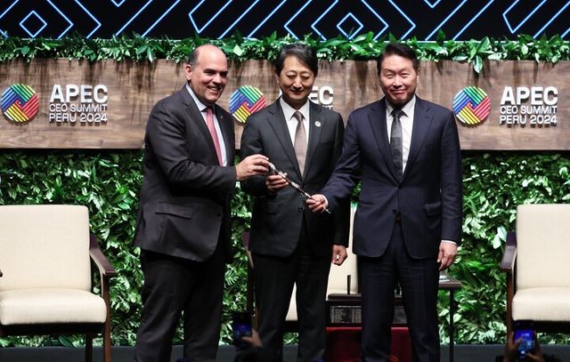 윤석열 대통령의 아시아태평양경제협력체(APEC) CEO 서밋 기조 연설에 앞서, 2025 경주 APEC CEO 서밋 의장을 맡게 되는 최태원 대한상공회의소 회장이 15일 오후(현지 시각) 페루 리마 국립대극장에서 열린 아시아태평양경제협력체(APEC) CEO 서밋에서 안덕근 산업통상자원부 장관(가운데)이 자리한 가운데&nbsp; 올해 의장인 페르난도 자발라 의장으로부터 지휘봉을 인수하고 있다. [사진=연합뉴스]