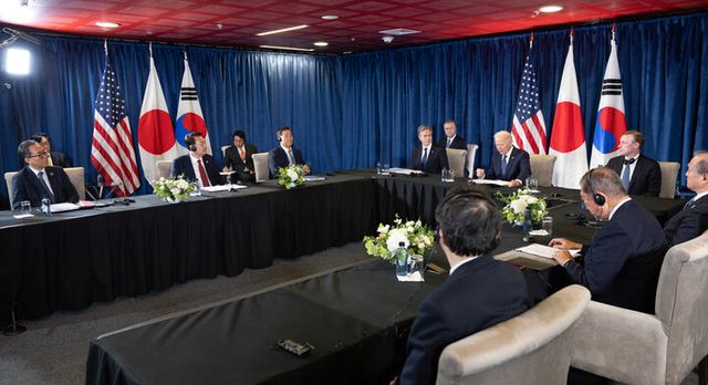 윤석열 대통령이 15일(현지 시각) 페루 리마 컨벤션센터에서 조 바이든 미국 대통령, 이시바 시게루 일본 총리와 한미일 정상회의를 하고 있다. [사진=연합뉴스]