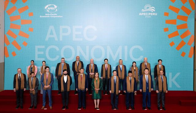 윤석열 대통령이 16일(현지 시각) 페루 리마 국제컨벤션센터에서 31차 아시아태평양경제협력체(APEC)에 참석한 각국 정상들과 기념촬영을 하고 있다. [사진=연합뉴스]