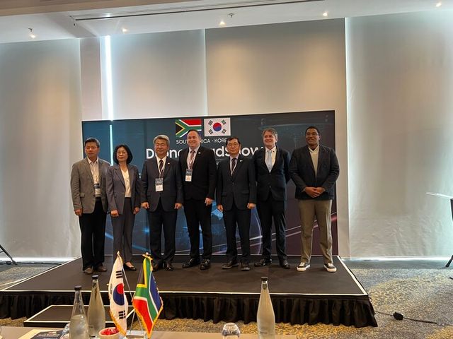 남아공 드론로드쇼 주요 참석기관이 모여 기념사진을 촬영하고 있다. 기술원, 코트라(KOTRA), 남아공한국대사관, 농업개발부차관보, 방산협회, 드론위원회. [사진=항공안전기술원]