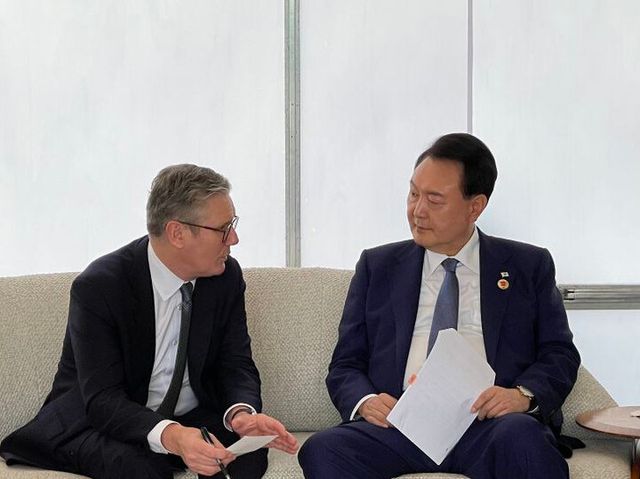 윤석열 대통령이 19일(현지 시각) 주요 20개국(G20) 정상회의장인 브라질 리우데자네이루 현대미술관에 마련된 정상라운지에서 키어 스타머 영국 총리와 한영 정상회담을 하고 있다. [사진=대통령실]