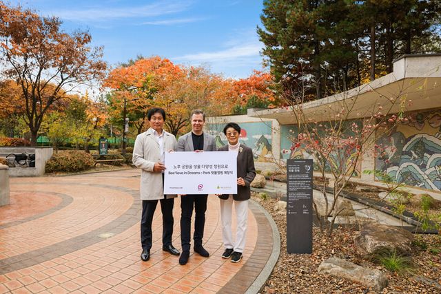 (왼쪽부터) 동대문구청 박종철 정원도시과 과장, 마티아스 부세 포르쉐코리아 대표, 지영선 서울그린트러스트 이사장. [사진=포르쉐코리아]