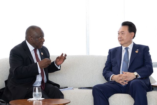 윤석열 대통령이 19일(현지 시각) 브라질 리우데자네이루 현대미술관에서 시릴 라마포사 남아프리카공화국 대통령과 한·남아공 정상회담을 하고 있다. [사진=연합뉴스]