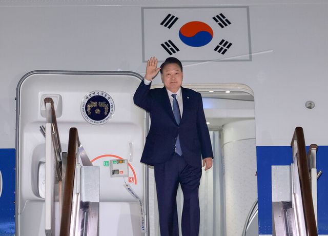 윤석열 대통령이 21일 31차 아시아태평양경제협력체(APEC) 및 19차 주요 20개국(G20) 정상회의 일정을 마친 뒤 성남 서울공항에 도착, 전용기인 공군 1호기에서 인사하고 있다. [사진=연합뉴스]