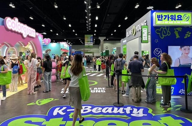 미국 LA 컨벤션센터에서 열린 '케이콘(KCON) LA 2024'의 한국 화장품 홍보 공간 'K 뷰티 스트리트'가 관람객들로 붐비고 있다. [사진=연합뉴스]