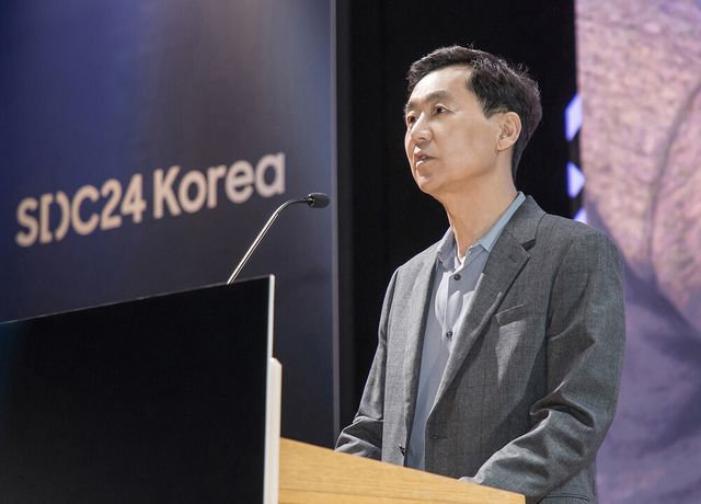 21일 진행된 ‘삼성 개발자 콘퍼런스 코리아 2024’에서 삼성전자 DX부문 최고기술책임자(CTO) 겸 삼성리서치장 전경훈 사장이 환영사를 하고 있다. [사진=삼성전자]