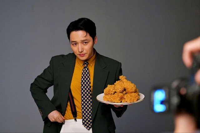 BBQ치킨 모델 변요한. [사진=제너시스BBQ]