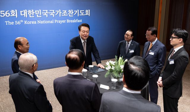 윤석열 대통령이 22일 서울 중구 신라호텔에서 열린 제56회 국가조찬기도회에서 앞서 안영로, 김삼환 목사, 국민의힘 한동훈 대표 등과 사전환담을 하고 있다. 2024.11.22 [대통령실 제공. 재판매 및 DB 금지]