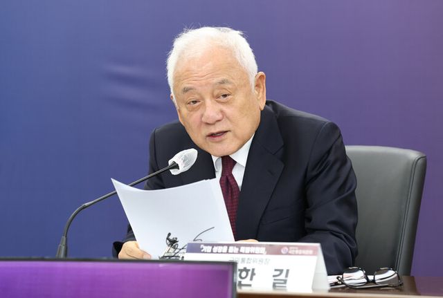 김한길 대통령 직속 국민통합위원장이 22일&nbsp;오전 정부서울청사 대회의실에서 열린&nbsp;통합위&nbsp;산하 '기업 성장을 돕는 특별위원회'출범식에서 모두 발언을 하고 있다. [사진=국민통합위원회]