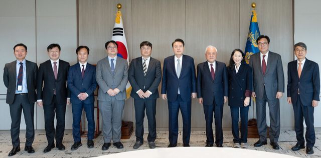 윤석열 대통령이 22일 서울 용산 대통령실에서 열린 국민통합위원회와의 오찬간담회 뒤 기념촬영을 하고 있다. (왼쪽부터) 이도운 대통령실 홍보수석, 성태윤 정책실장, 국민통합위 박진 미래분과위원장, 유병준 경제분과위원장, 김석호 사회분과위원장, 윤 대통령, 김한길 위원장, 김은미 기획조정위원장, 정진석 대통령 비서실장, 김희천 국민통합위 지원단장. [사진=대통령실]