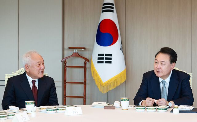 윤석열 대통령이 22일 서울 용산 대통령실에서 열린 국민통합위원회 위원장 및 분과위원장들과의 오찬 중 김한길 국민통합위원장과 대화하고 있다.&nbsp; [사진=대통령실]