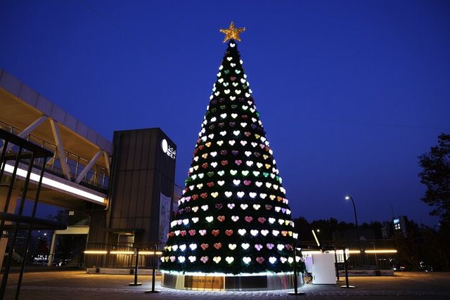 아모레퍼시픽재단 '다시보다 희망의 빛1332' 공병 트리. [사진=아모레퍼시픽재단]