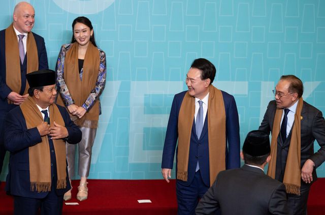 윤석열 대통령이 지난 16일(현지 시각) 페루 리마 국제컨벤션센터에서 31차 아시아태평양경제협력체(APEC)에 참석한&nbsp; 안와르 이브라힘 말레이시아 총리(오른쪽)와&nbsp;기념촬영 전 대화하고 있다. [사진=연합뉴스]