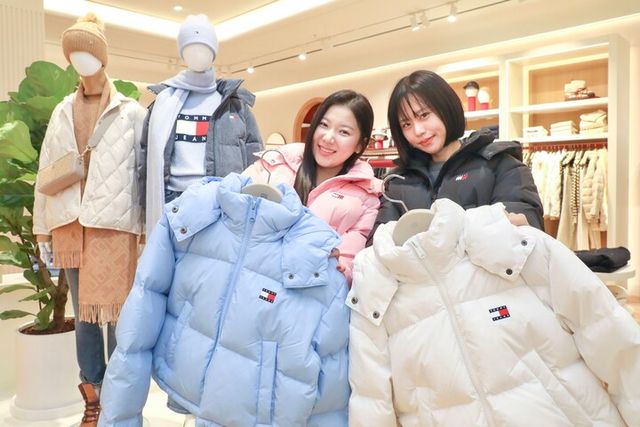 25일 서울 영등포구 더현대 서울 4층 타미힐피거 매장에서 직원들이 겨울 신제품 ‘알래스카 푸퍼’ 패딩을 소개하고 있다. [사진=한섬]