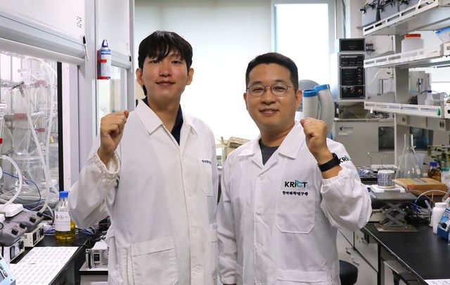 16.4배 빠르게 반응하고 2배 이상 더 효율적인 수소 저장·운송 기술을 개발한 한국화학연구원 김상준 박사 연구팀(오른쪽부터 김상준 선임연구원, 강동권 학생연구원) [사진=한국화학연구원]