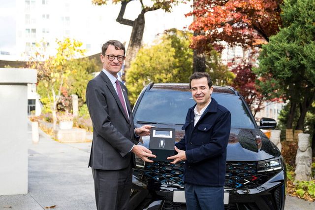 필립 베르투 주한 프랑스 대사(왼쪽)에게 그랑 콜레오스 이테크 하이브리드의 스마트키와 기념품을 전달하는 스테판 드블레즈 르노코리아 사장(오른쪽). [사진=르노코리아]