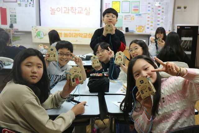 SK인천석유화학과 함께하는 친환경 놀이과학교실이 인천 서구지역 8개 학교 5학년 1200명을 대상으로 진행됐다. 사진은 지난 27일 인천 서구 해원초등학교에서 진행된 태양광 조명 만들기 수업 모습.[사진= SK이노베이션]