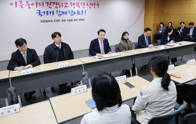 윤석열 대통령이 28일 서울성모병원에서 열린 '이른둥이의 건강한 성장 지원을 위한 간담회'에 참석해 발언하고 있다. [사진=연합뉴스]