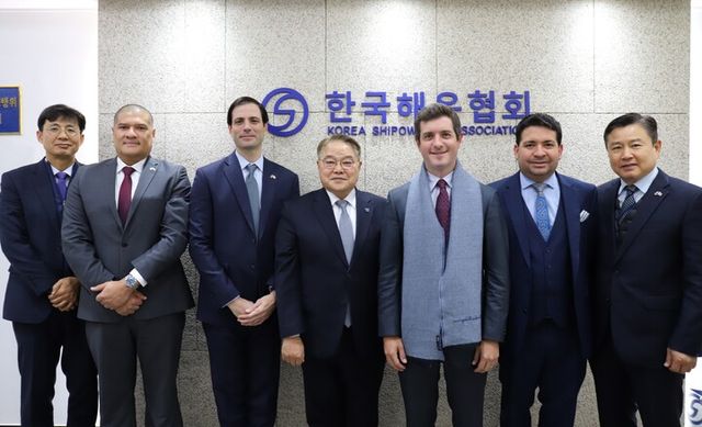 사진 왼쪽부터 Diego Manuel Villanueva Martinelli 파나마 대사, 해운협회 양창호 상근 부회장, arlos Hoyos Boyd 대외무역부차관.[사진=한국해운협회]